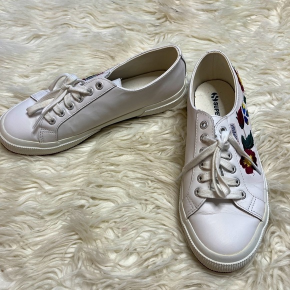 SUPERGA Women’s White Leather/Embroidered Shoes. Size 8.5 - Picture 1 of 7